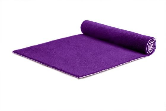 Geen loper in een standaard uitvoering, maar een loper met allure. Sommige gelegenheden vragen om een luxe loper. Speciaal hiervoor adviseren wij onze kwaliteit DALLAS.
Standaard voorzien van een folie laag en rubberen (anti-slip) rug. De kwaliteit DALLAS geeft niet af bij regen. Bovendien zijn deze luxe lopers meerdere malen te gebruiken, zelfs bij intensief gebruik.