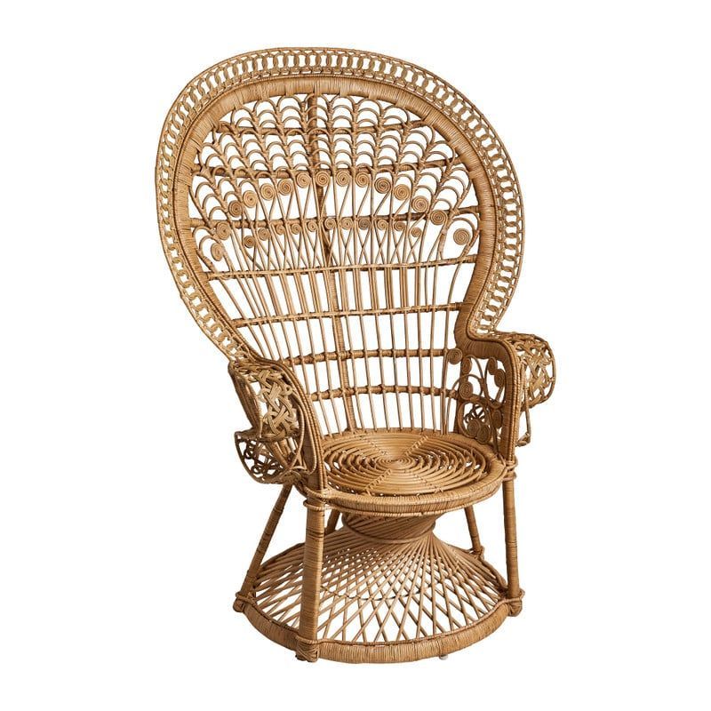 De rotan pauwentroon was een echte ‘icon’ in de seventies en is nu weer helemaal on trend. De rugleuning van deze stoel is net zo betoverend als de staart van een pauw. Geen wonder dus dat dit pronkstuk ook wel de pauwentroon of peacock stoel wordt genoemd. Gemaakt van stevig gevlochten rotan, en met oog voor detail afgewerkt. 