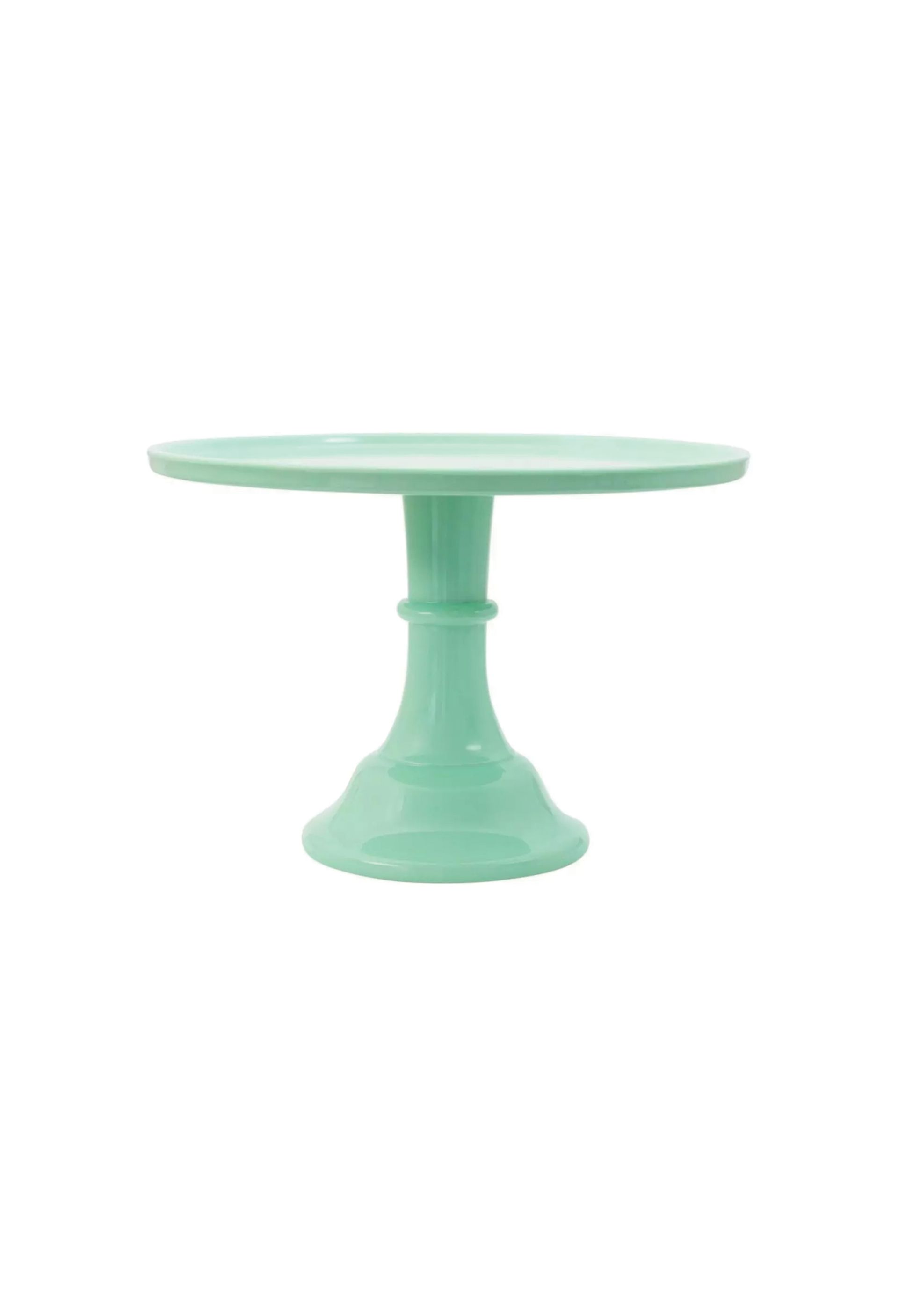 Het serveren van taarten, cupcakes en koekjes wordt een stuk leuker op deze witte taartplateau. Of je het plateau nou gebruikt om gebak op te serveren tijdens de een bruiloft of om cupcakes op uit te delen tijdens een verjaardag; het kan allemaal! Je lekkernijen zullen de show stelen wanneer je ze op dit taartplateau serveert.
Het taartplateau heeft een diameter van 30 cm en is 20 cm hoog.