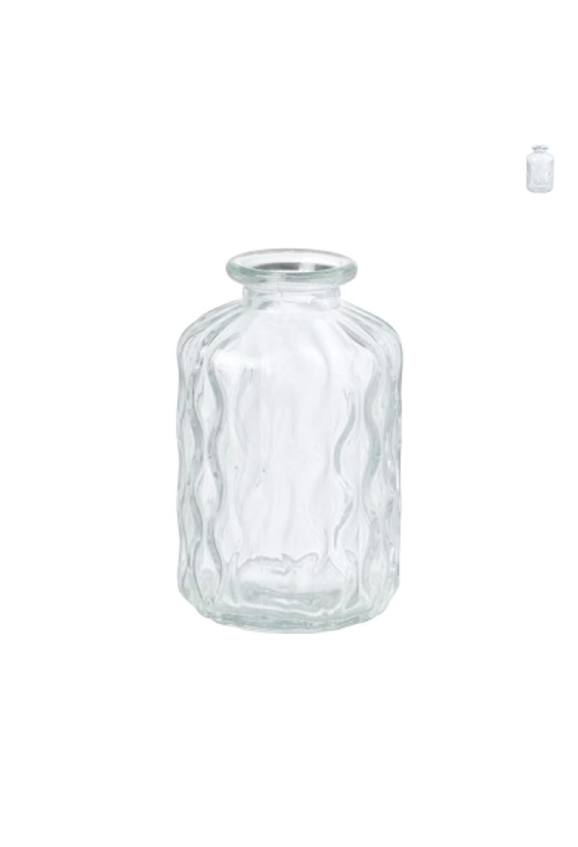 Decoreer je eettafel met vaasje tango. Of zet het kleine vaasje op een plateau tussen andere decoratie items. Gevuld met een bloemetje of pluimpje voegt net wat extra's toe. Het vaasje heeft een mooi relief patroon en de afmeting is ø6x10 cm.
