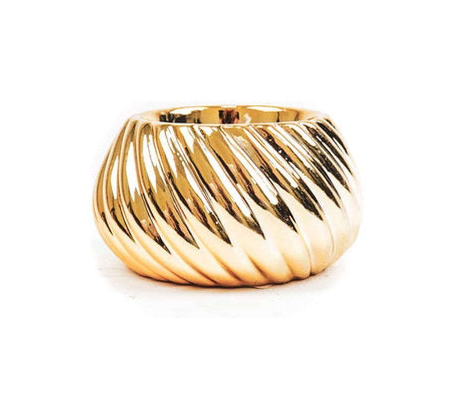 Theelichthoudertje.
Kleur: goud.
Materiaal: keramiek.
Afmeting: 8cm breed x 4,5cm hoog.
Merk: HouseVitamin.
