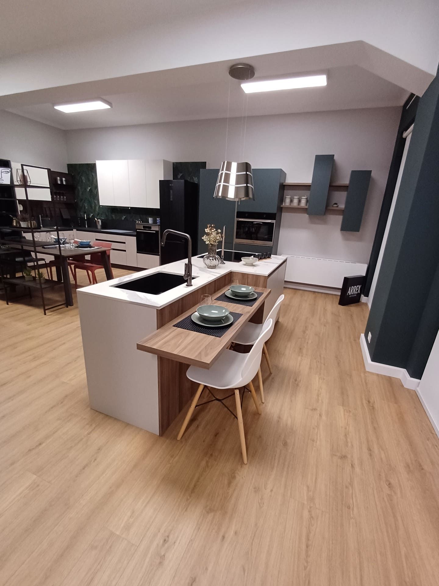 La nuova area cucine unisce design moderno e funzionalità, con soluzioni intelligenti per semplificare la vita di tutti i giorni.