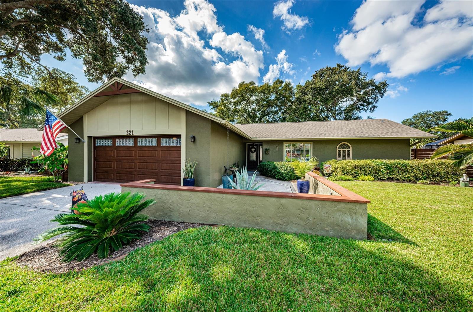 221 Foxcroft Dr E, Palm Harbor, FL 34683