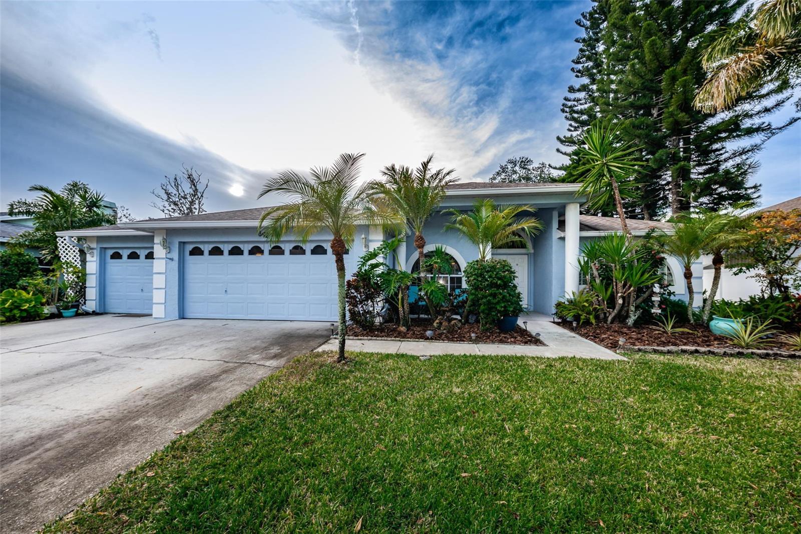 629 Hidden Lake Dr, Tarpon Springs, FL 34689