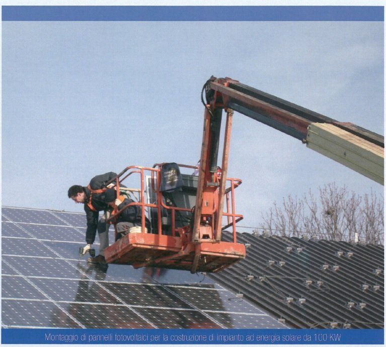montaggio pannelli fotovoltaici con autogru