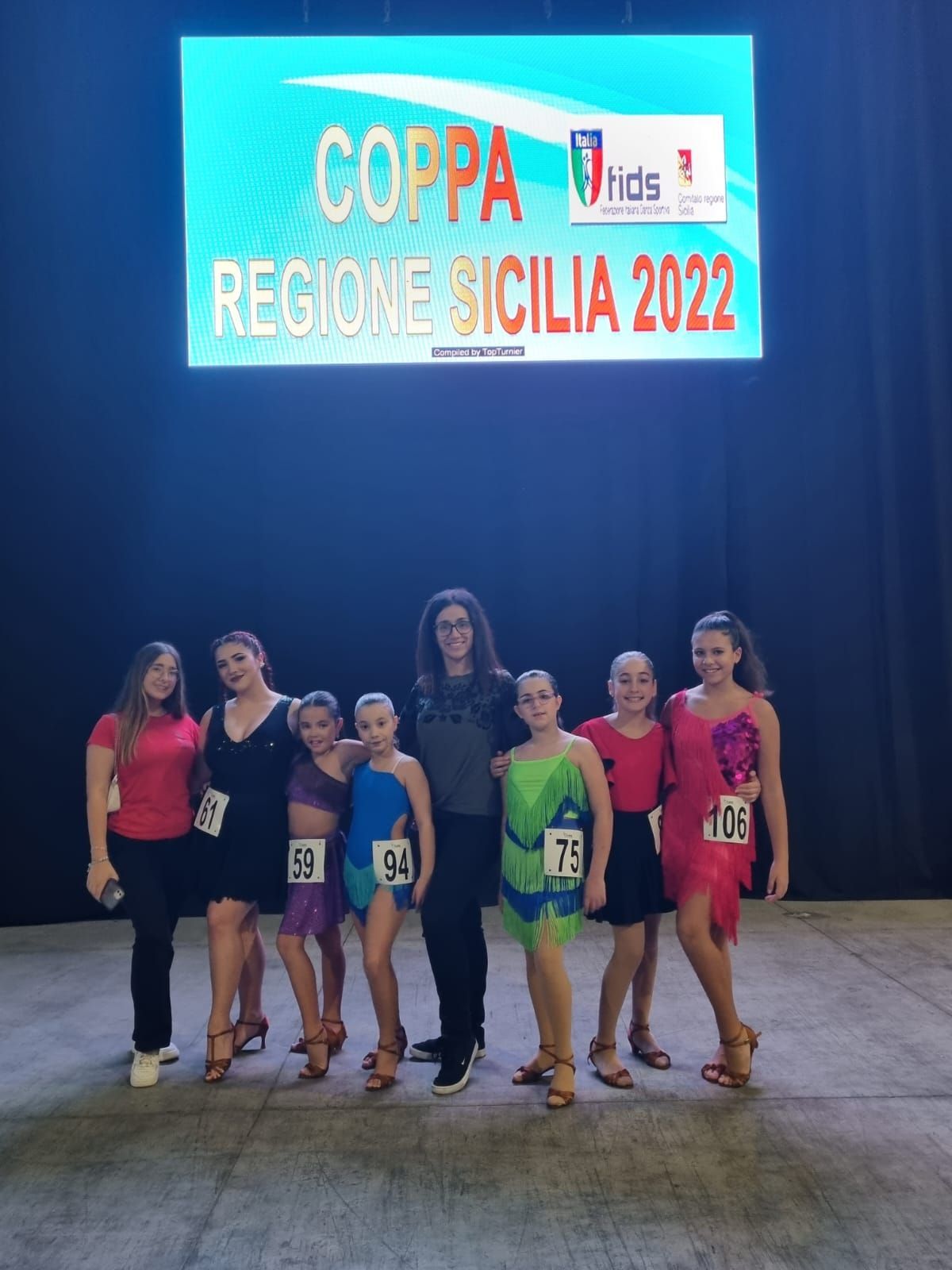 Gruppo di ballerini in posa all'evento