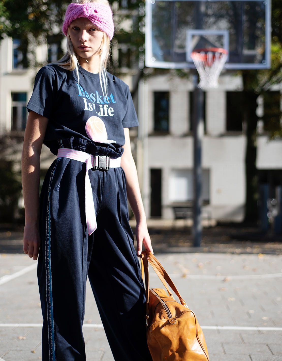 Een vrouw die een t-shirt draagt met de tekst 'mand is leven'