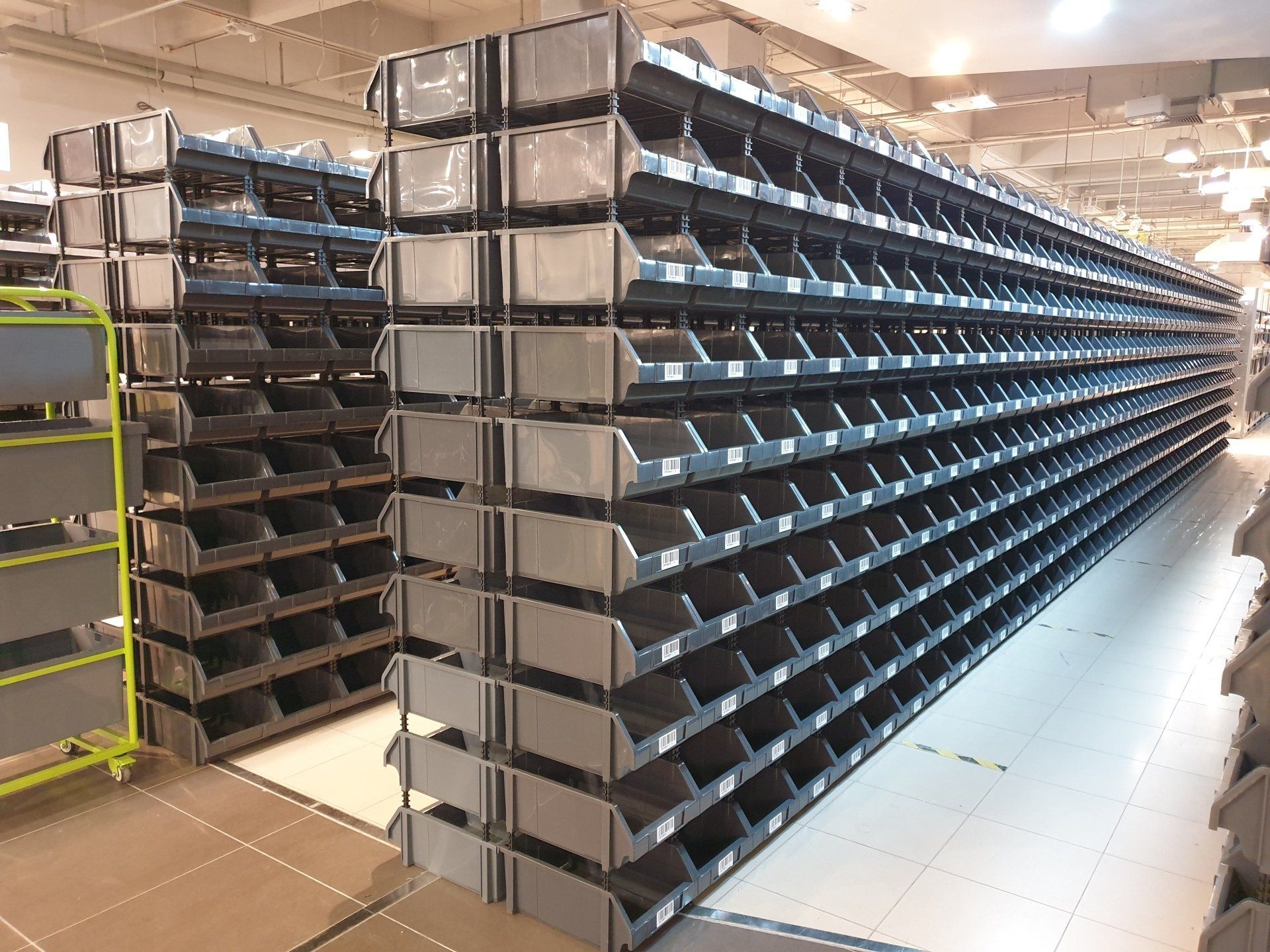 Un almacén lleno de estanterías y contenedores.