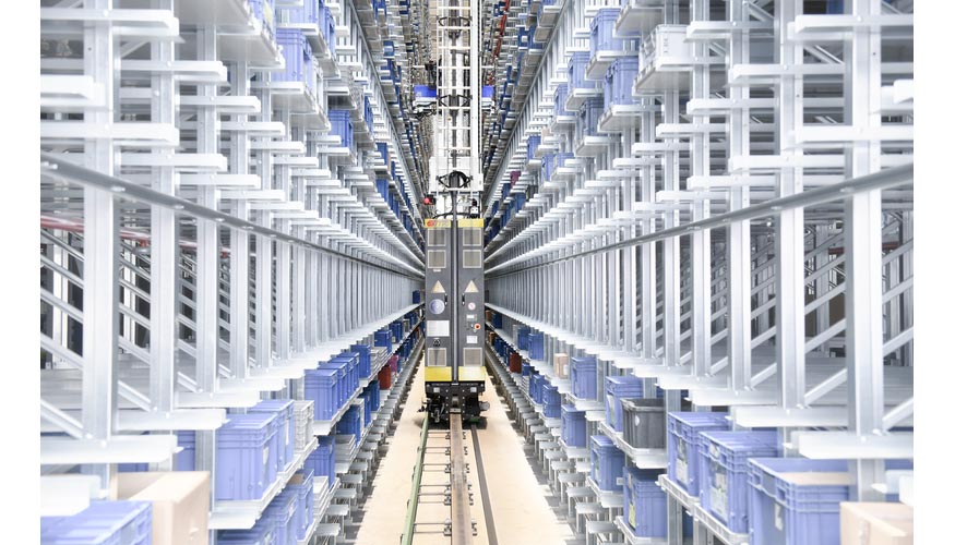 Un almacén lleno de estantes y cajas.