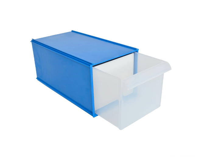 Un recipiente de plástico azul con un recipiente de plástico transparente dentro.