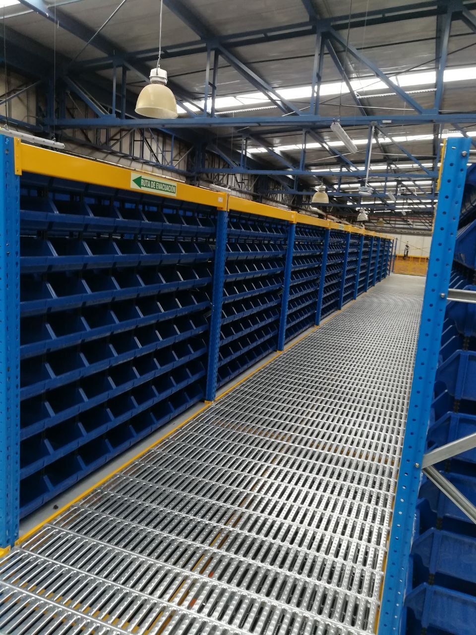 gavetas plásticas en centro de distribución