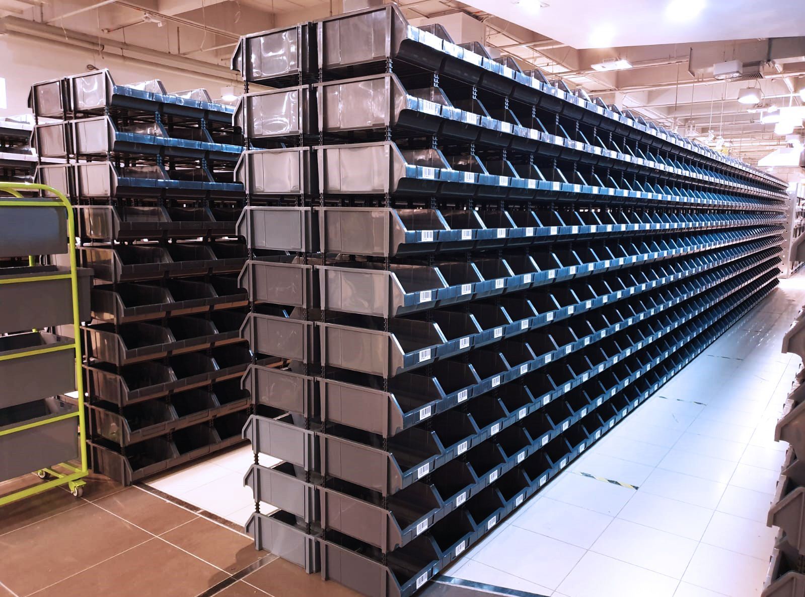 Un almacén lleno de estanterías y contenedores.