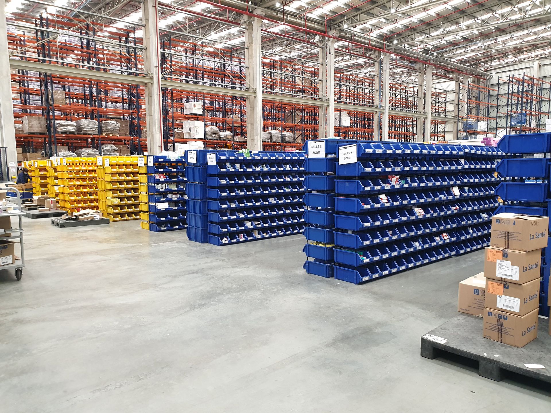 Un gran almacén lleno de estantes y cajas.