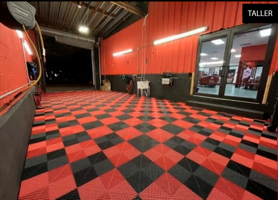 Un piso a cuadros rojos y negros en un piso más alto.