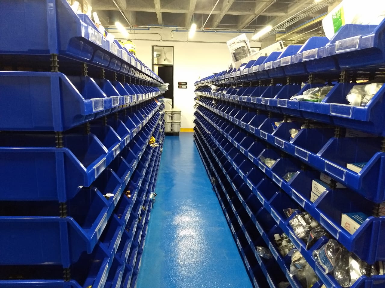 Un almacén lleno de contenedores azules.