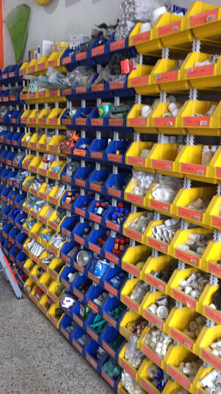 Una tienda llena de muchos tipos diferentes de suministros.