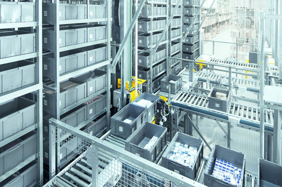 Un almacén lleno de muchas cajas y estantes.