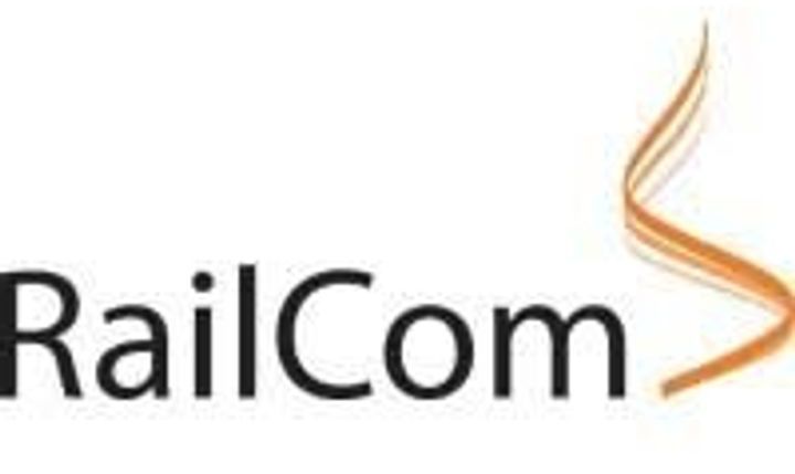 En logo for railcom med en virvel på hvit bakgrunn.