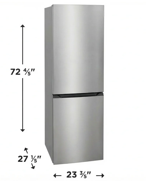 Un réfrigérateur en acier inoxydable à congélateur inférieur, mesurant 72 4/5 pouces de haut, 27 1/5 pouces de profondeur et 23 3/5 pouces de large.
