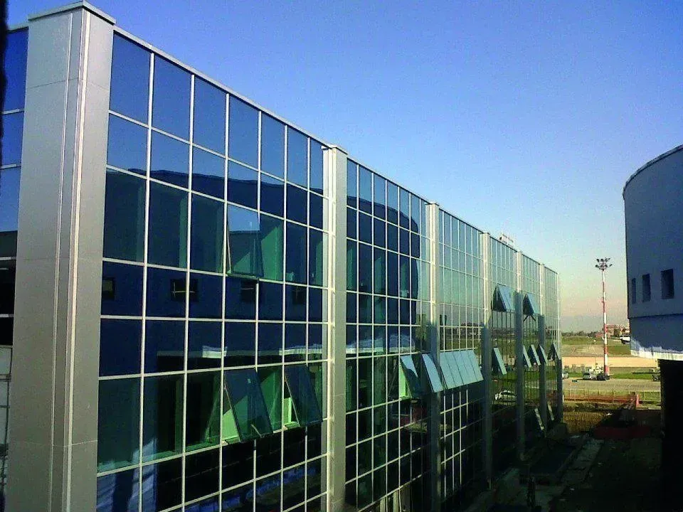 Moderno edificio con infissi  in vetro 