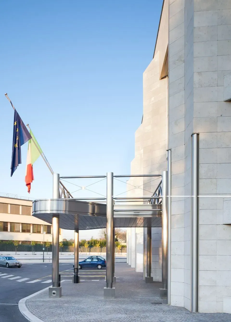 Ingresso di un edificio con tettoia in metallo