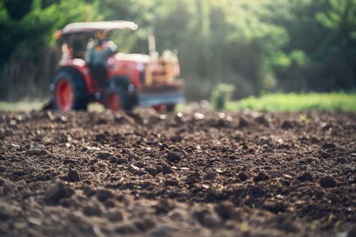 trattore su terreno agricolo