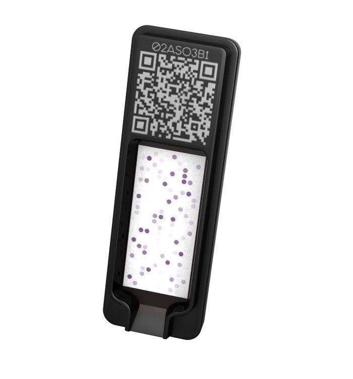 Schwarzes Gerät mit QR-Code, violetten Punkten und einer vertieften Stelle; ein Testgerät für Allergiechipdiagnostik.