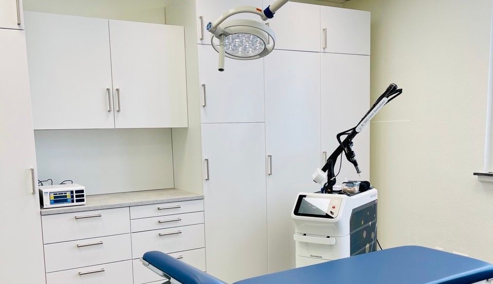 Eingriffsraum der Hautpraxis Dortmund-Hörde mit Lasersystem für dermatologische Laserbehandlungen