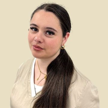 Foto Teammitglied MFA Frau in beigefarbener Kasack, lächelnd, in einem runden Rahmen vor neutralem Hintergrund.