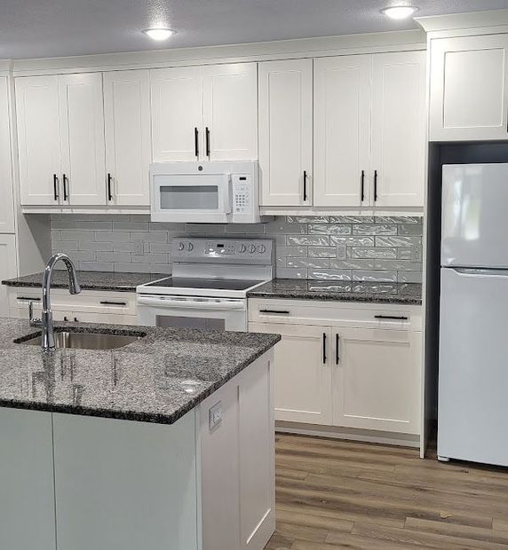 Residential Kitchen Cabinet Quartz Solid Surface Granite Countertop Hutchison Brothers Cabinetry Russellville AR