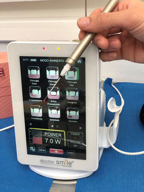 Schermo di un dispositivo medico portatile che mostra le impostazioni mentre uno stilo regola il touchscreen.