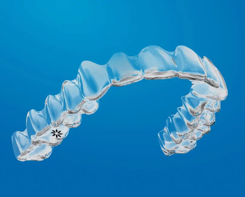 Allineatore dentale in plastica trasparente su sfondo blu