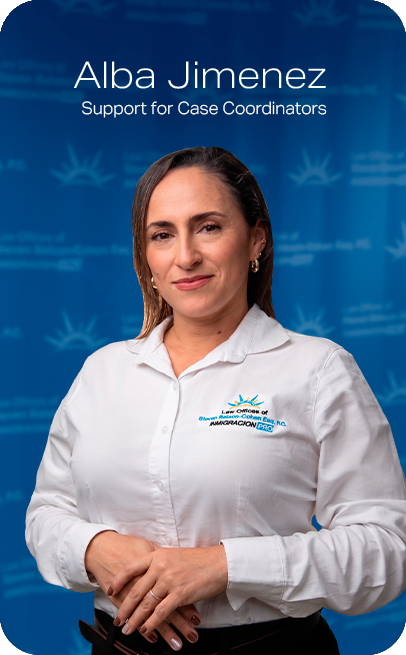 Laura Motta, sonriente, con camisa blanca y pantalones oscuros, con el texto "Apoyo Coordinadores de Caso" sobre fondo azul.
