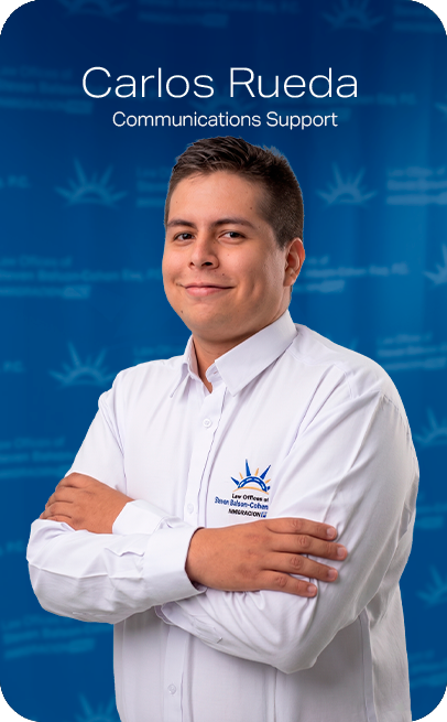 David Rincón, in gray suit, smiling. Text says "Apoyo Coordinadores de Caso" on a blue background.