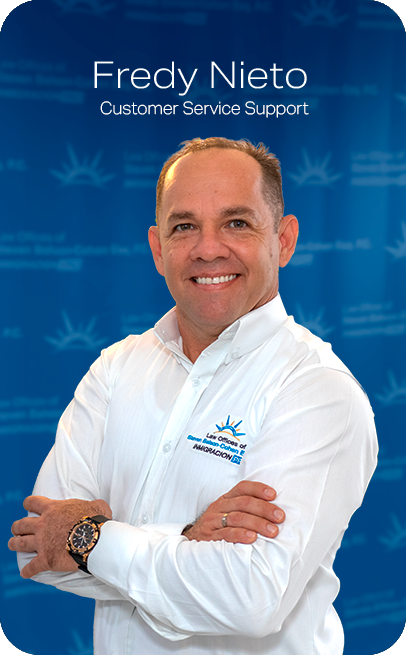 David Rincón, in gray suit, smiling. Text says "Apoyo Coordinadores de Caso" on a blue background.