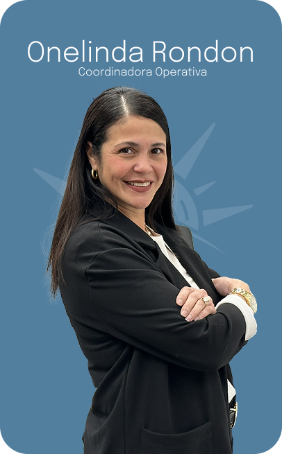 David Rincón, in gray suit, smiling. Text says "Apoyo Coordinadores de Caso" on a blue background.