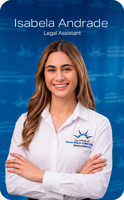 Diana Arciniegas, asistente administrativa, sonríe con un blazer oscuro y una camisa blanca; fondo azul.