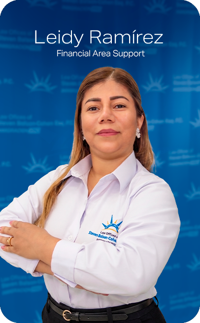 Mujer con blazer rojo, Apoyo Gestora de Cartera, de pie frente a un fondo azul, con el logo en la esquina superior izquierda.