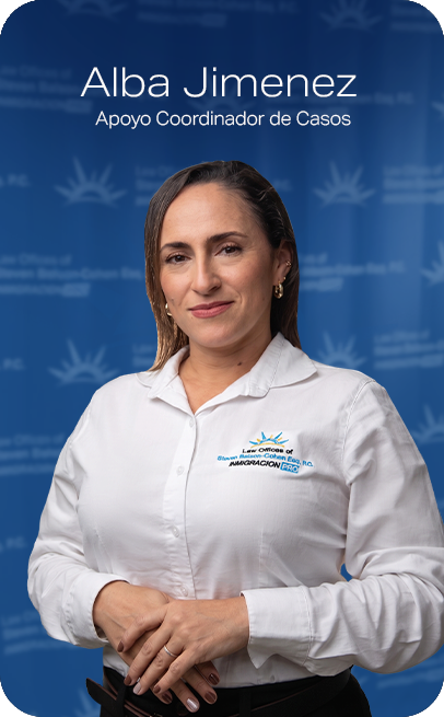 Laura Motta, sonriente, con camisa blanca y pantalones oscuros, con el texto "Apoyo Coordinadores de Caso" sobre fondo azul.