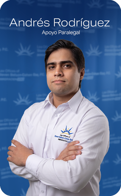 Geovanny Moreno, asistente legal, con gafas y chaqueta sobre un fondo azul.