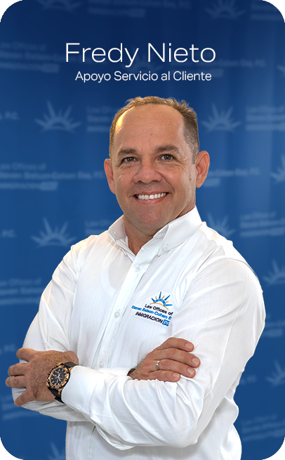 David Rincón, in gray suit, smiling. Text says "Apoyo Coordinadores de Caso" on a blue background.