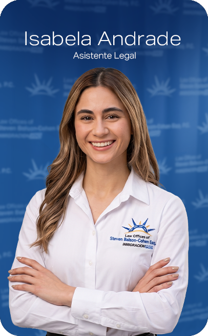 Diana Arciniegas, asistente administrativa, sonríe con un blazer oscuro y una camisa blanca; fondo azul.