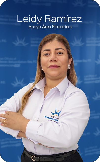 Mujer con blazer rojo, Apoyo Gestora de Cartera, de pie frente a un fondo azul, con el logo en la esquina superior izquierda.