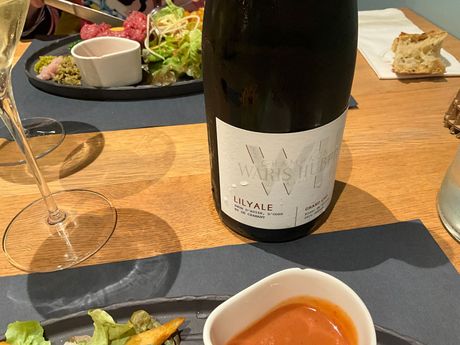 Champagne Waris-Hubert Cuvée Lilyale Blanc de Blancs steht auf einem Tisch