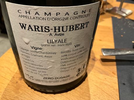 eine Flasche Waris-Bubert Champagner Champagne Waris-Hubert Cuvée Lilyale Blanc de Blancs
steht auf einem Holztisch