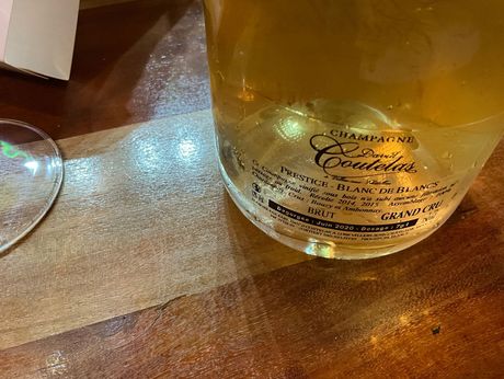 Champagne David Coutelas Prestige Blanc de Blancs steht auf einem Tisch- Flasche Leer Christian Göldenboog