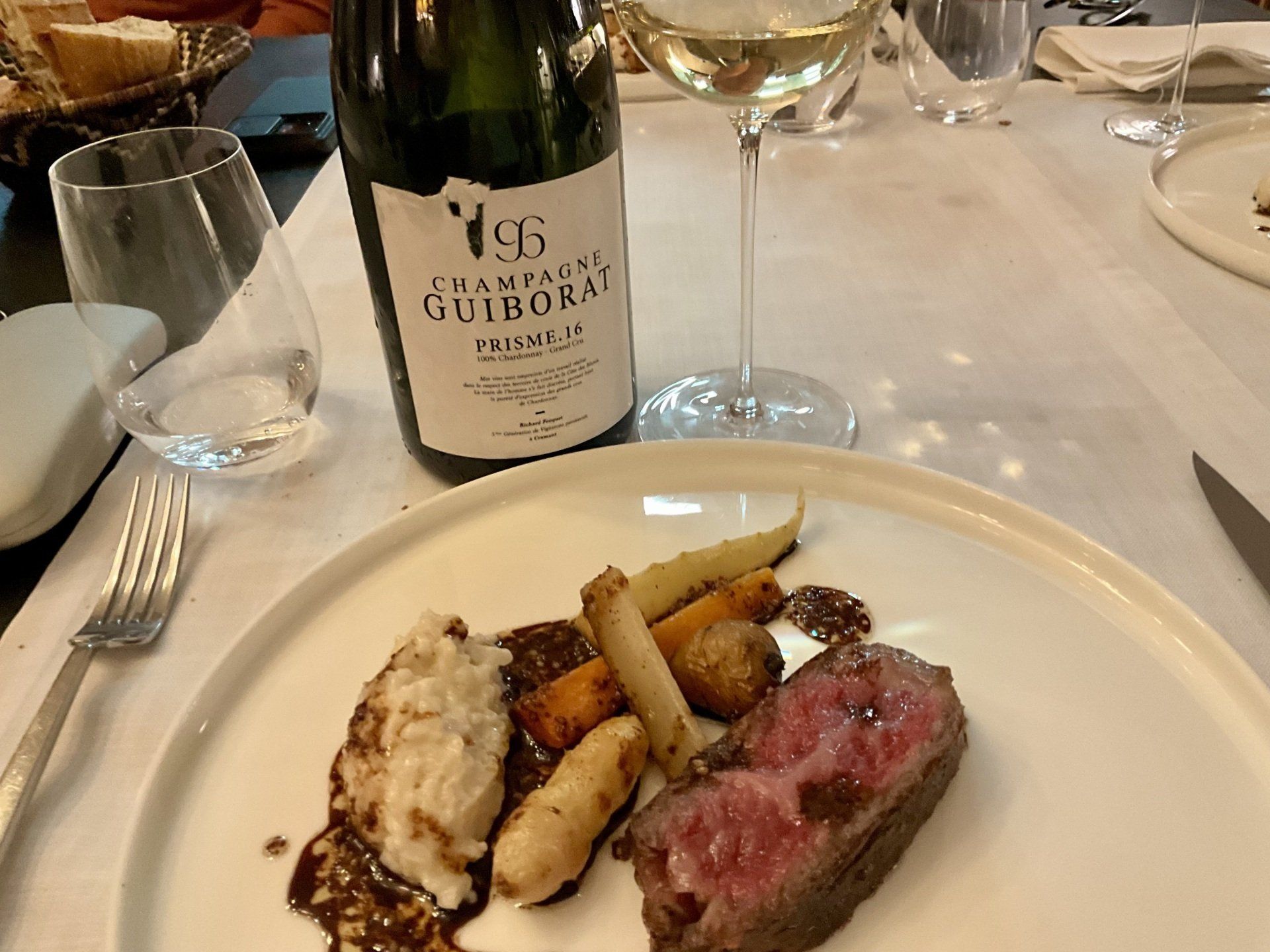 Champagne Guiborat Prisme.16 Blanc De Blancs + bœuf de wagyu im Restaurant Les Avisés Champagne Guiborat Prisme.16 Blanc De Blancs + bœuf de wagyu im Restaurant Les Avisés