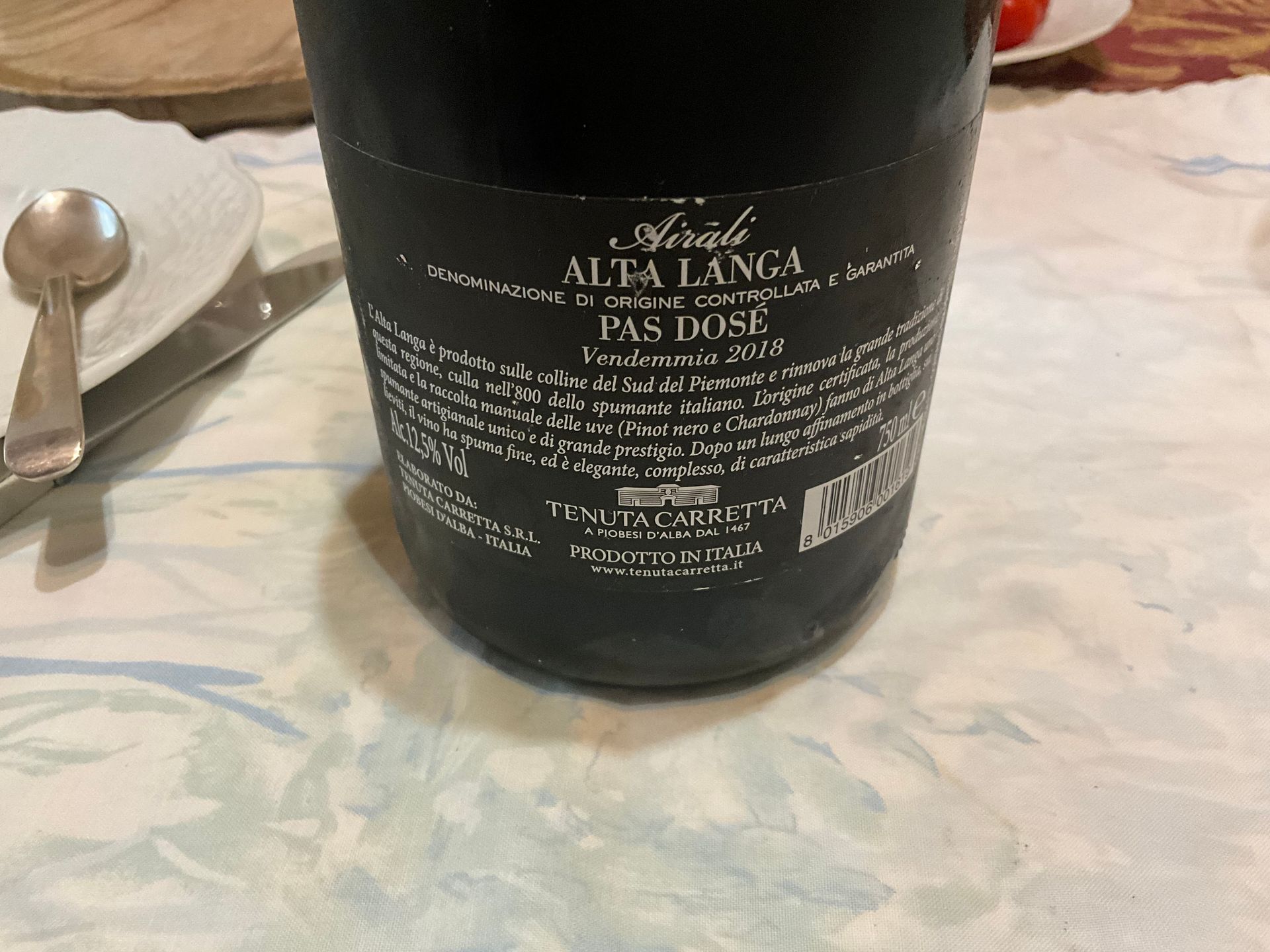 Eine Flasche Tenuta Carretta Airali Alta Langa Pas Dosé 2018