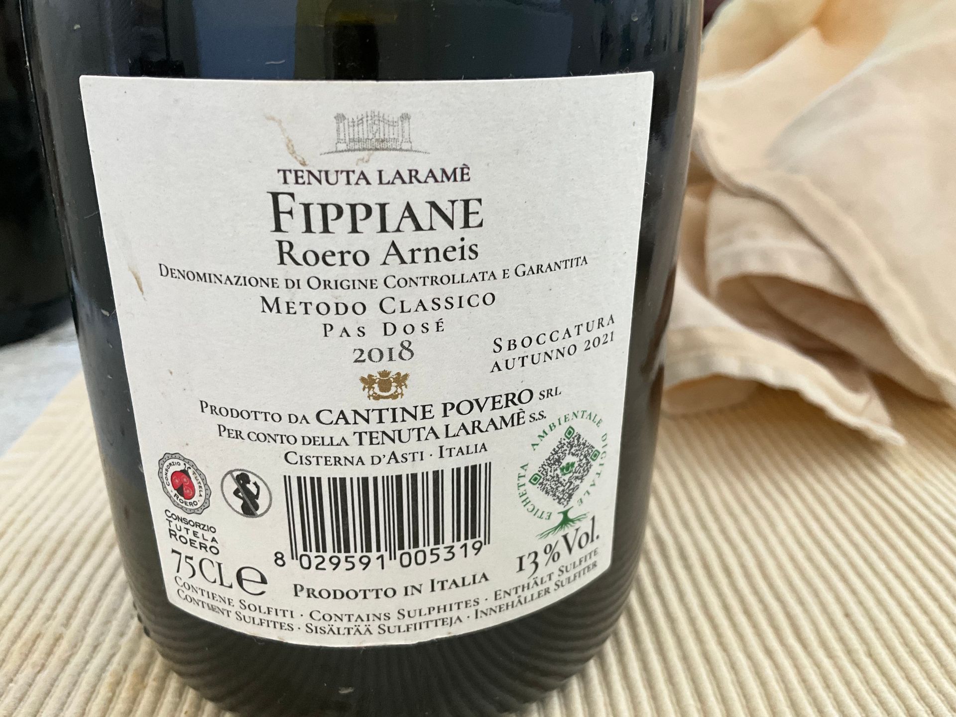 eine Flasche Tenuta Laramè Fippiane Roero Arneis Pas Dosé 2018
steht neben zwei Gläsern