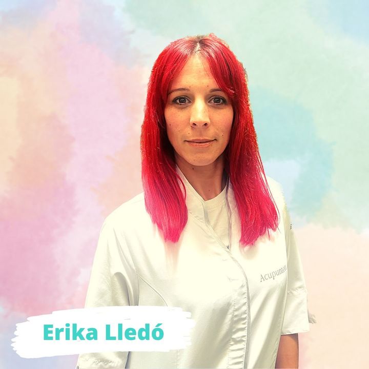 Una mujer de cabello rojo y el nombre Erika Lledo